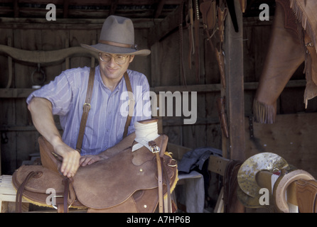 NA, STATI UNITI D'AMERICA, Montana, cervi Lodge Saddlemaker nel cappello da cowboy al lavoro nel fienile rustico sul Ranch Grant-Kohrs (MR) Foto Stock