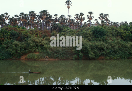 Piroga sul fiume Gambia Parc National de Niokolo Koba Senegal Foto Stock