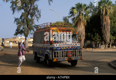 Taxi brousse trasporto pubblico streetscene St Louis Senegal Foto Stock