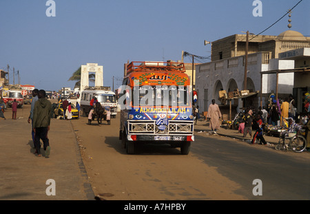 Taxi brousse trasporto pubblico streetscene St Louis Senegal Foto Stock