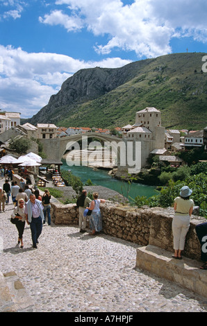 Stari Most, Ponte Vecchio, a seguito della ricostruzione, turisti e Neretva, Mostar, Bosnia Erzegovina, ex Iugoslavia Foto Stock