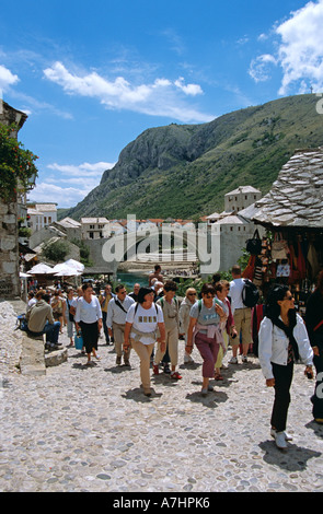 Stari Most, Ponte Vecchio, a seguito della ricostruzione, turisti e Neretva, Fiume, Mostar, Bosnia Erzegovina, ex Iugoslavia Foto Stock