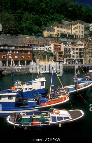 Barche da pesca in porto nel Paese Basco Spagnolo nella città capitale di San Sebastian in Europa Foto Stock