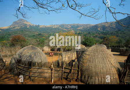 Mantenga village con le tradizionali capanne di alveare dello Swaziland Foto Stock