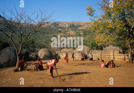 Mantenga village con le tradizionali capanne di alveare dello Swaziland Foto Stock