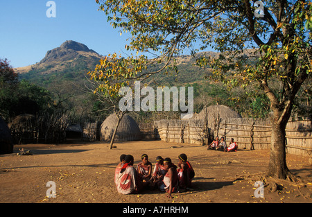 Mantenga village con le tradizionali capanne di alveare dello Swaziland Foto Stock