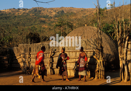 Swazi uomini in mantenga village con le tradizionali capanne di alveare dello Swaziland Foto Stock