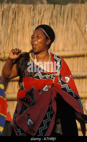 Swazi dancing mantenga villaggio dello Swaziland Foto Stock