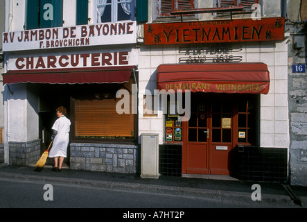 Basco francese donna spazzamento, Jambon de Bayonne, salumi, ristorante vietnamita, Vietnamita alimenti e bevande, Paesi Baschi francesi, Bayonne, Francia Foto Stock