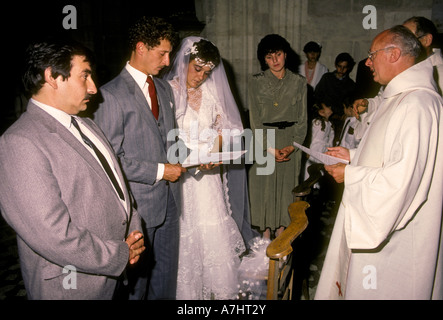 Il popolo francese, la sposa e lo sposo, prete cattolico, servizio di chiesa, matrimonio chiesa, cerimonia di nozze, nozze francesi, Nerigean, Aquitaine, Francia Foto Stock