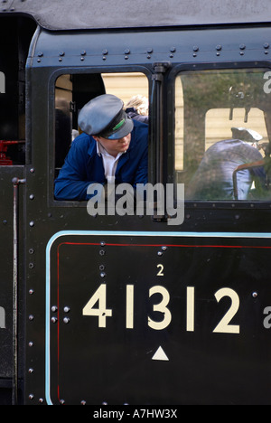 Al conducente di guardare al di fuori della cabina di classe Ivatt serbatoio 2 locomotore in Ropley , Mid-Hants ferroviaria Hampshire, Inghilterra Foto Stock