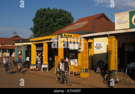 Negozi asiatici e gli edifici coloniali linea la strada principale del Jinja Uganda Foto Stock