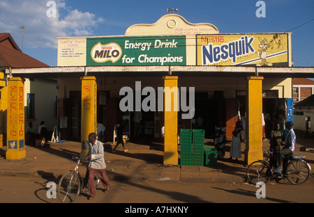 Negozi asiatici e gli edifici coloniali linea la strada principale del Jinja Uganda Foto Stock