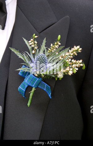 Scottish Grooms giorno di nozze Buttonhole floreale, boutonnières, di solito indossato dagli uomini nella festa nuziale: Lo sposo, l'uomo migliore e ushers.Grooms weddin Foto Stock