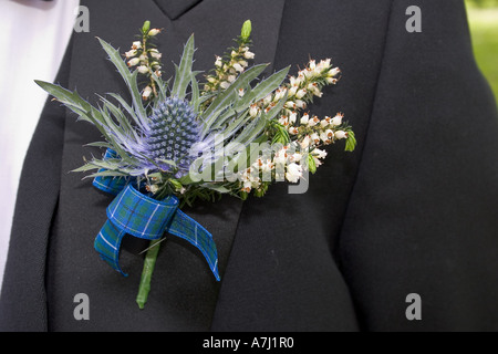 Scottish Grooms giorno di nozze Buttonhole floreale, boutonnières, di solito indossato dagli uomini nella festa nuziale: Lo sposo, l'uomo migliore e ushers.Grooms weddin Foto Stock