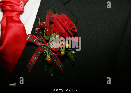 Scottish Grooms giorno di nozze Buttonhole floreale, boutonnières, di solito indossato dagli uomini nella festa nuziale: Lo sposo, l'uomo migliore e ushers.Grooms weddin Foto Stock