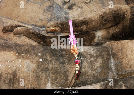 Wat Traphang Ngoen mano sinistra del Buddha seduto scultura Sukhothai Historical Park Sukhothai Thailandia Foto Stock