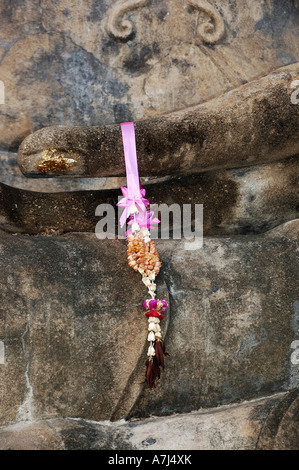 Wat Traphang Ngoen mano sinistra del Buddha seduto scultura Sukhothai Historical Park Sukhothai Thailandia Foto Stock