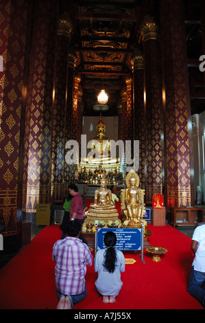 Il Buddha staute Na Wat Phra Meru Ayuthaya Thailandia Foto Stock