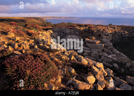 Vista da Ballowall Barrow cape cornwall guardando verso Sennen Cove Cornovaglia Foto Stock