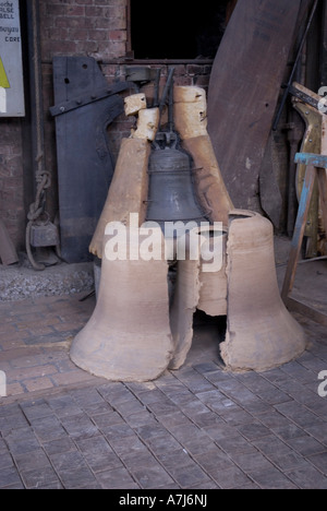 All'interno della campana fonderia, Villedieu-les-Poeles, Normandia Francia Foto Stock