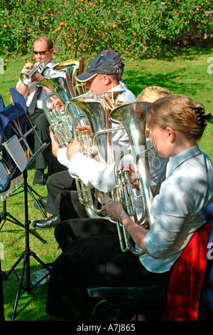 I giocatori del Highworth Siver banda a Longworth Oxfordshire village fete Settembre 2004 Foto Stock