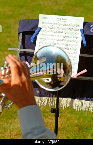 Un flicorno giocatore del Highworth Siver banda a Longworth Oxfordshire village fete Settembre 2004 Foto Stock