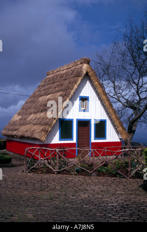 Casa de colmo di Santana tradizionale di Madeira con tetto di paglia in stile casa Foto Stock