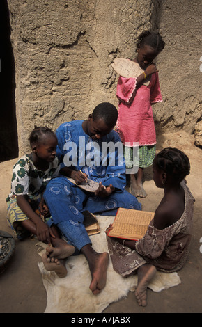 Marabutto di insegnamento presso la scuola coranica, Djenné, Mali Foto Stock