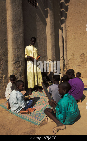 Marabutto di insegnamento presso la scuola coranica, Djenné, Mali Foto Stock