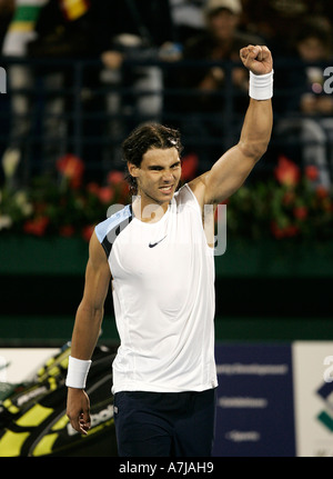 Tennis pro Rafael Nadal con pugno in aria dopo la vittoria finale del Dubai Duty Free uomini aperto Foto Stock