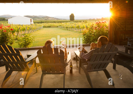 Giovane gode di vista vigna a Rogue Valley Wine vicino Centro Ashland Oregon Foto Stock
