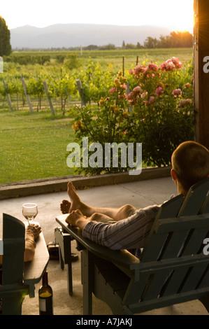 Giovane gode di vista vigna a Rogue Valley Wine vicino Centro Ashland Oregon Foto Stock