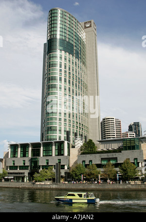 Vista sul fiume Yarra verso il Crown Towers di un complesso di intrattenimenti. Foto Stock