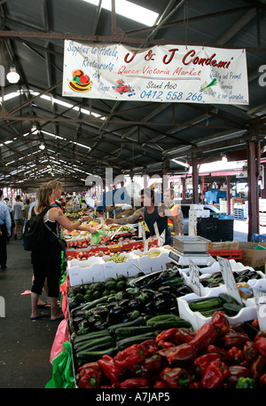 La frutta e la verdura in stallo al Queen Victoria Market di Melbourne, Victoria, Australia. Foto Stock