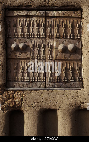 Intagliate tradizionalmente Dogon persiane alle finestre, Sanga, Paese Dogon del Mali Foto Stock