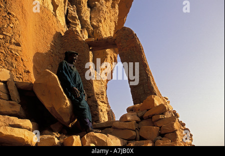 Hogon, leader spirituale nella sua scogliera scolpita home, Ende village, Paese Dogon del Mali Foto Stock