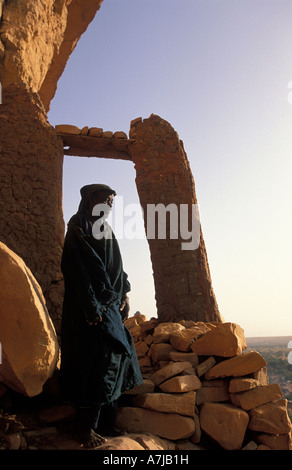 Hogon, leader spirituale nella sua scogliera scolpita home, Ende village, Paese Dogon del Mali Foto Stock