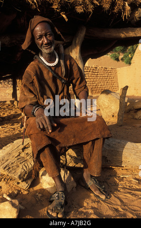 Il cacciatore tradizionali, Telí village, Paese Dogon del Mali Foto Stock