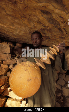 Lo strumento musicale utilizzato nella grotta durante le cerimonie di circoncisione, Songo, Paese Dogon del Mali Foto Stock