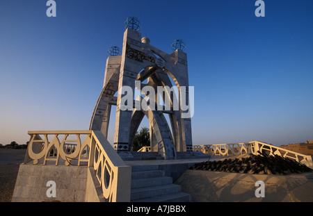 Flamme de la Paix monumento commemorativo della fine della ribellione tuareg, Timbuktu, Mali Foto Stock