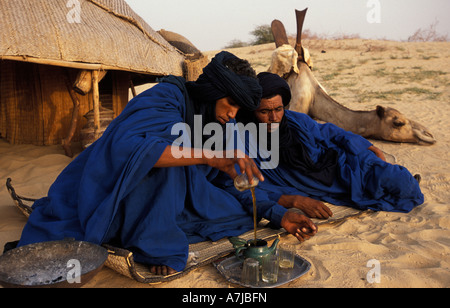 Il Tuareg bere il tè presso la fattoria nel deserto del Sahara, Timbuktu, Mali Foto Stock