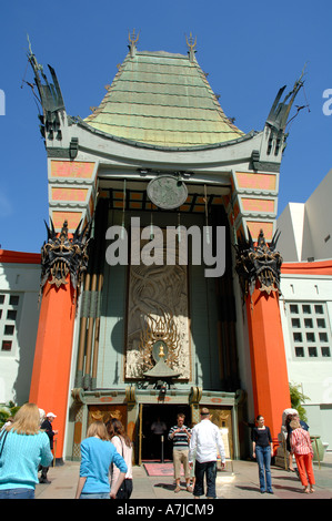 I visitatori al di fuori del Grauman's Chinese Theater è stata dichiarata storico punto di riferimento culturale nel 1968 Hollywood California Foto Stock