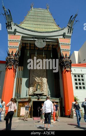 I visitatori al di fuori del Grauman's Chinese Theater è stata dichiarata storico punto di riferimento culturale nel 1968 Hollywood California Foto Stock
