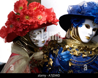 Due donna in costume di carnevale di Venezia maschere bianco rosso blu  cappelli Foto stock - Alamy