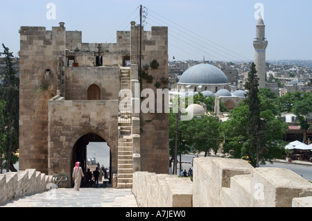Tenere fortificato di ingresso alla cittadella moschea della città di Aleppo Siria Haleb Medio Oriente Foto Stock