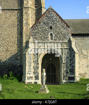 Una vista del portico a sud della chiesa di San Giovanni a Waxham, Norfolk, Inghilterra, Regno Unito, Europa. Foto Stock