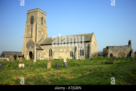 Una veduta della chiesa di San Giovanni sulla costa di Norfolk a Waxham, Norfolk, Inghilterra, Regno Unito, Europa. Foto Stock