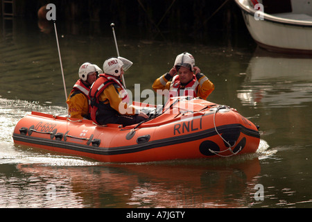 RNLI costiera scialuppa di salvataggio team Hayle Cornwall Regno Unito Foto Stock