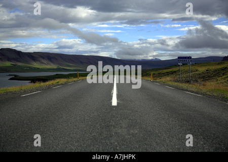 In Islanda la Ring Road verso le colline Foto Stock